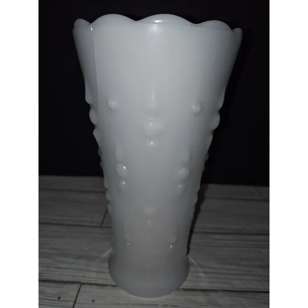 Vintage Anchor Hocking Teardrop and Pearl Scalloped Milk Glass Flower Vase 7
